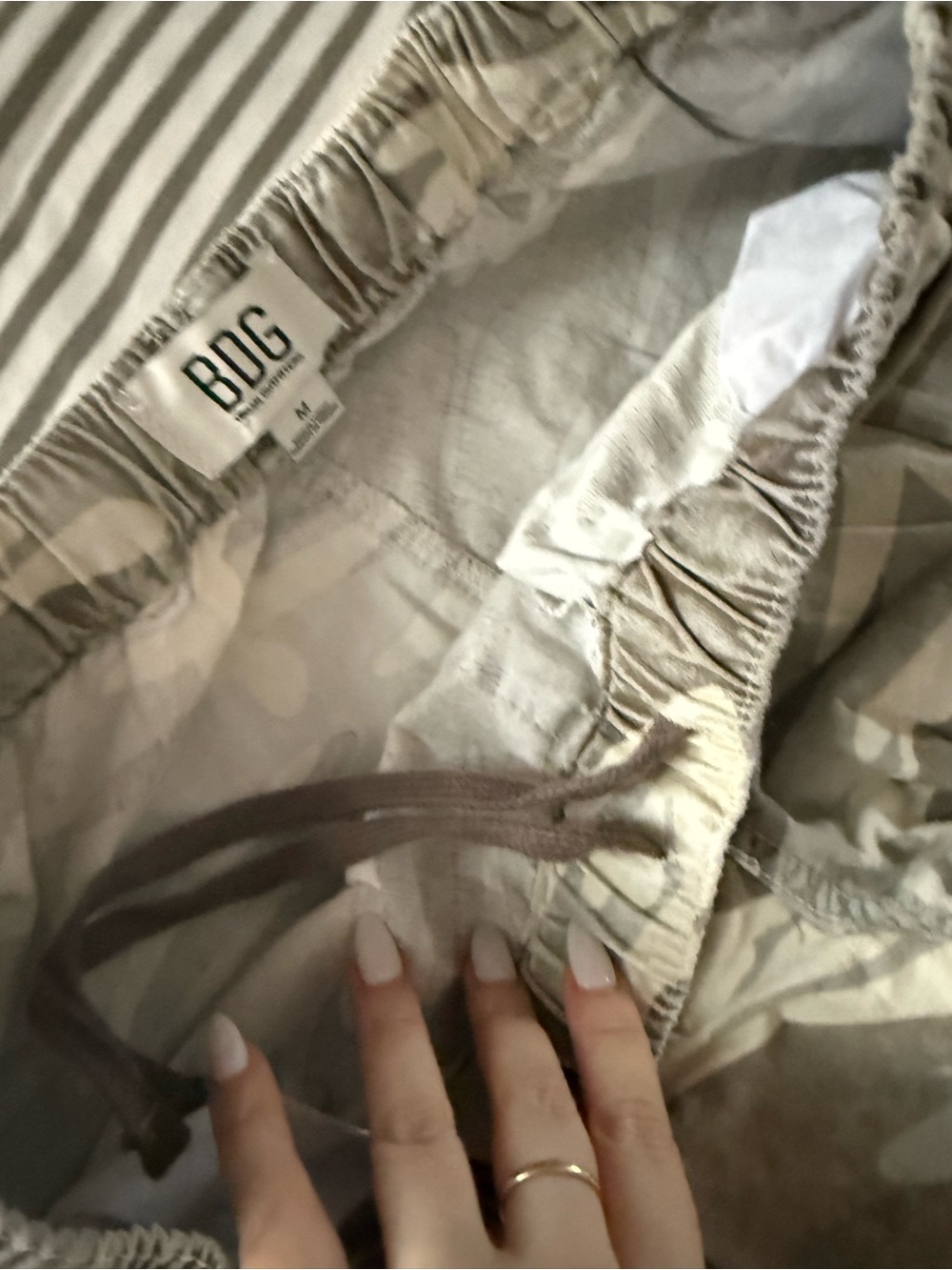 LIKE NEW NEVER WORN BDG Camo Wide leg cargo pants with inside drawstring - Picture 5 of 10